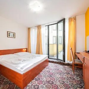 Szálloda De Luxe, Prága